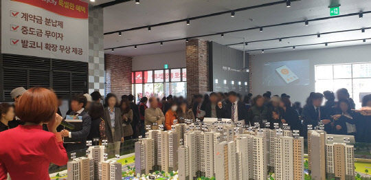 지난 1일 인천 운서동 일대에 문을 연 '운서 SK뷰 스카이시티' 견본주택 방문객들이 분양 관계자의 설며을 들으며 유니트를 둘러보고 있다.<SK건설 제공>